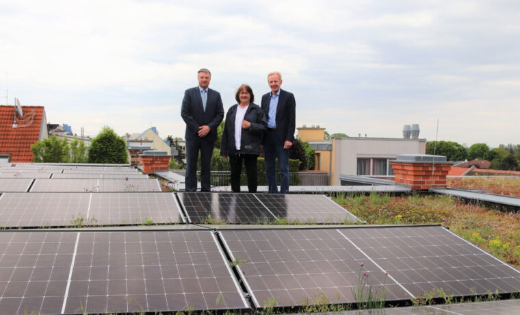 Mai 2023: Umweltfreundliche Zukunft: Photovoltaikanlage auf dem Rathaus von Ebreichsdorf in Betrieb genommen
