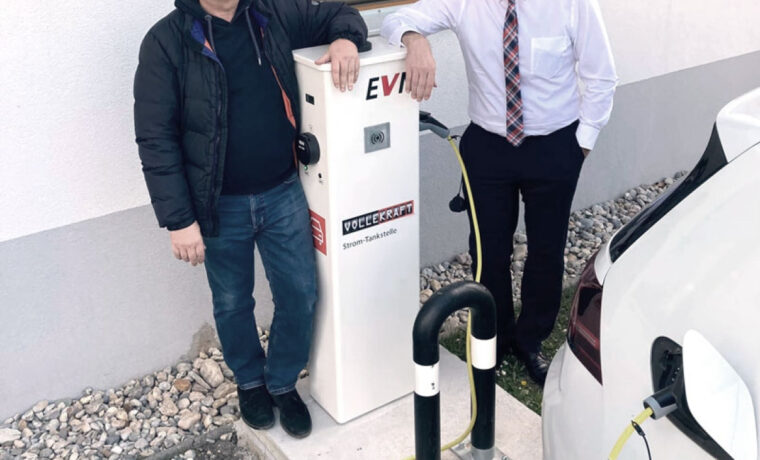 April 2022: Neue Ladestation für E-Autos und E-Bikes in der KEM-Gemeinde Trumau vor dem Gemeindeamt