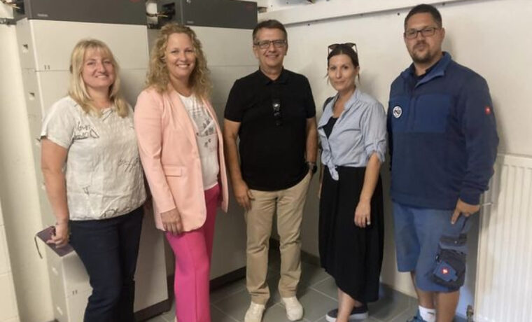 September 2023: Nachhaltiger Fortschritt: Neue PV-Anlage auf dem Dach der Volksschule Teesdorf in Betrieb genommen