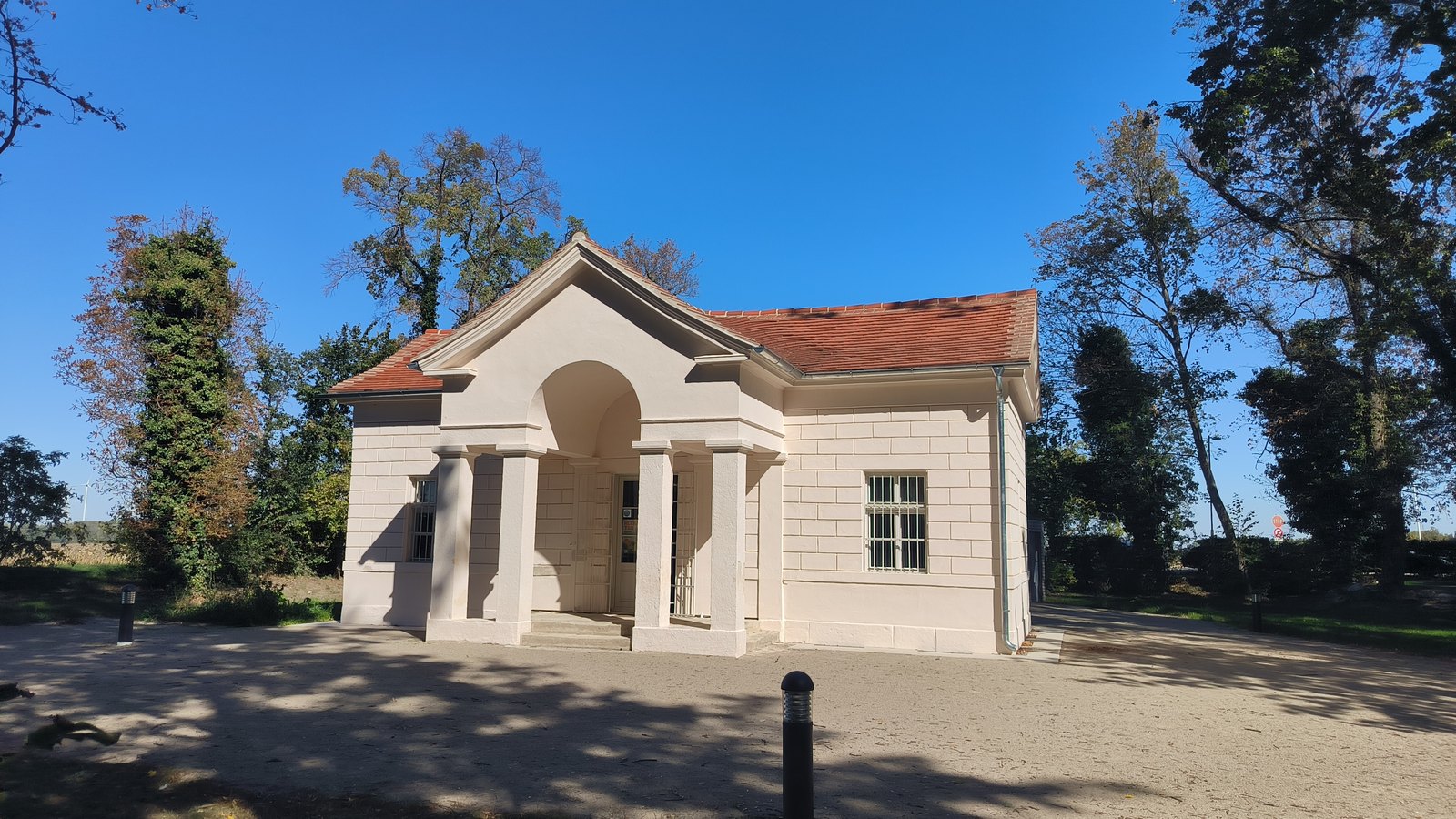 Das helle Wächterhaus, umgeben von Bäumen