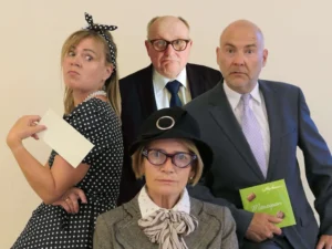 Eine Gruppe von Menschen, die für ein Foto posiert